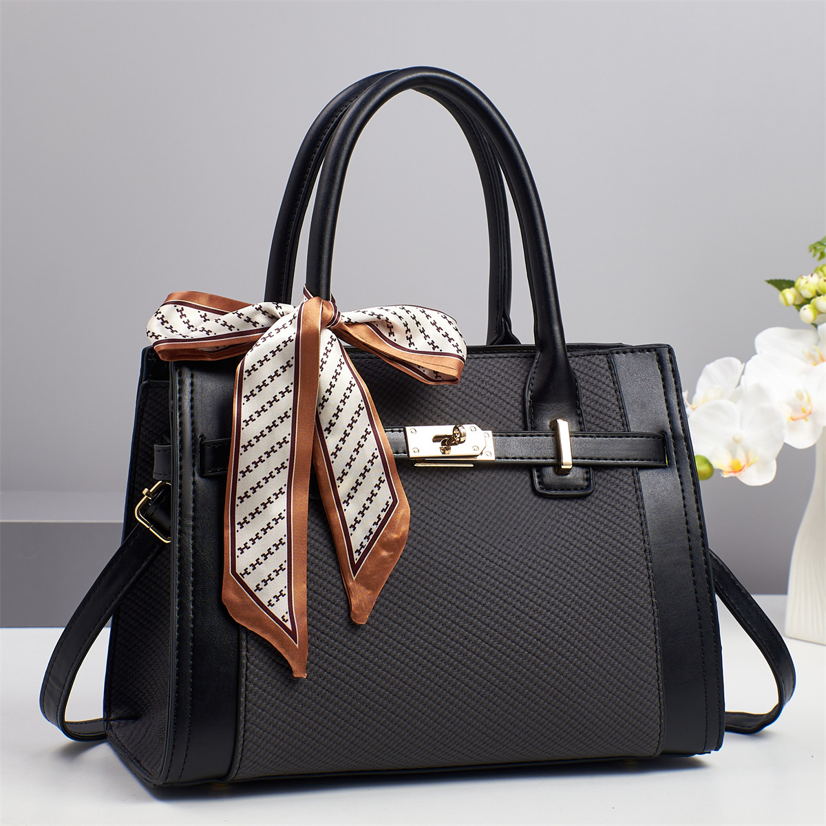 2025 New style fashionable handbag, high appearance level, single-shoulder bag, simple large-capacity women's bag, cross-border crossbody bag full figure
