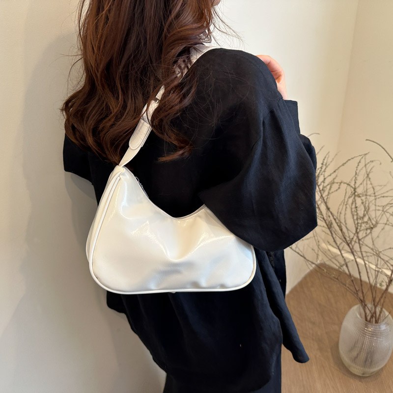New Moon Bag 2025 style stylish oil wax leather underarm bag, cross-border women's bag, high-end European and American handbag details Picture