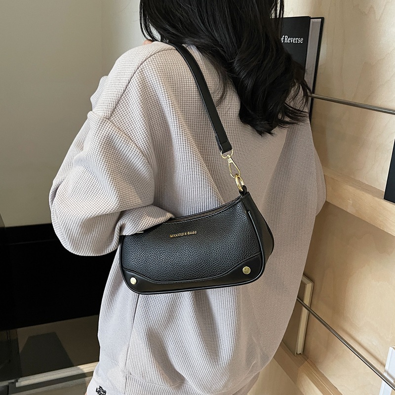 The 2025 new high-end, stylish and elegant single-shoulder crossbody bag is a stylish and retro versatile hand-held underarm bag for women Specification drawing