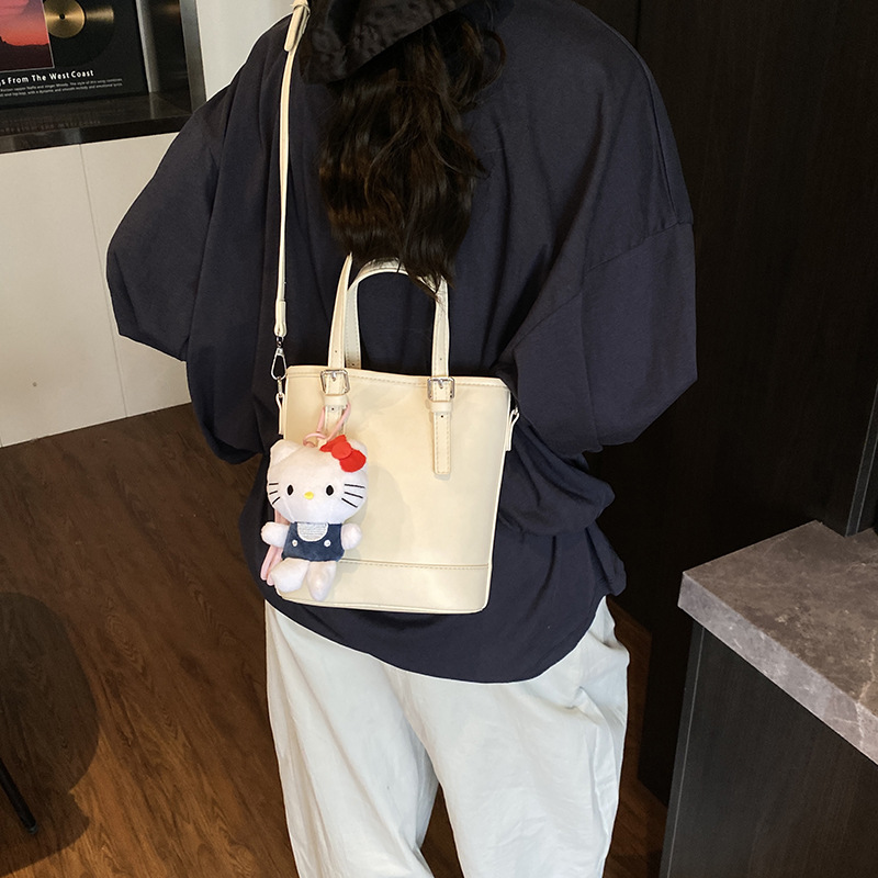 The 2025 new niche design hand-held bucket bag is a fashionable and versatile commuter single-shoulder bag with a solid color and a stylish crossbody bag Application Scenario
