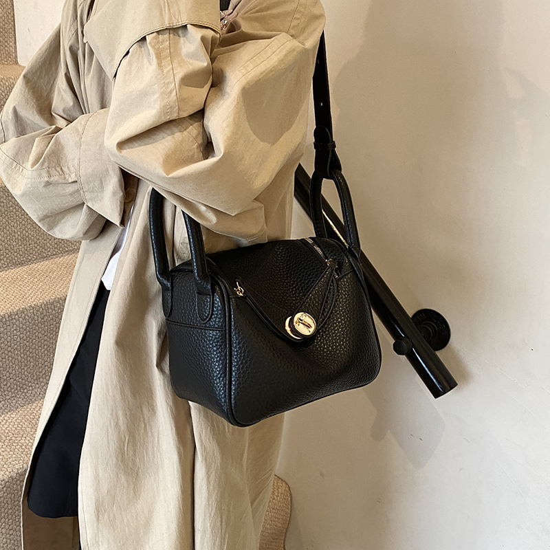 French niche design fashionable bucket bag for women, 2024 new soft leather crossbody bag, solid color single-shoulder handbag for women Application Scenario