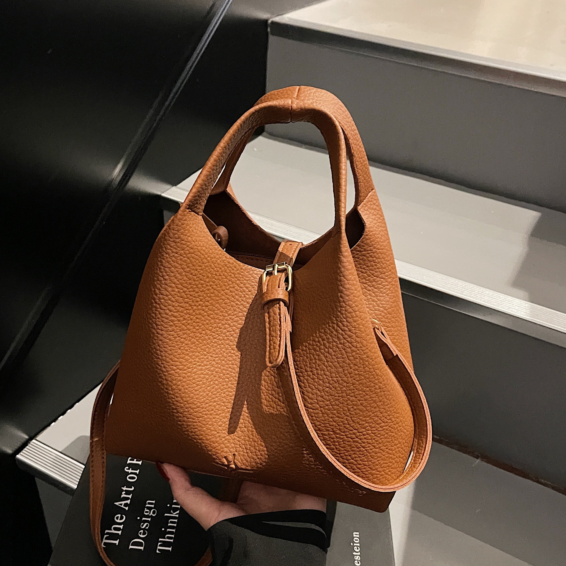 Large-capacity simple bucket bag for women, 2025 new trendy and fashionable single-shoulder crossbody bag, soft leather retro underarm bag full figure