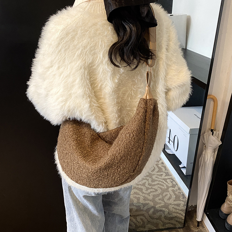 Underarm bag for women, large-capacity 2024 new casual and niche design, single-shoulder crossbody bag, versatile for commuting dumplings Application Scenario