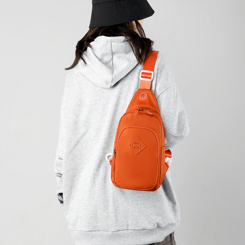 New cross-border men's casual chest bag, fashionable large-capacity crossbody bag, simple, portable and multi-functional single-shoulder bag Application Scenario