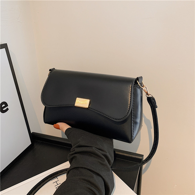 A unique and versatile retro commuter bag for women, a new spring 2024 Korean-style single-shoulder small square bag full figure