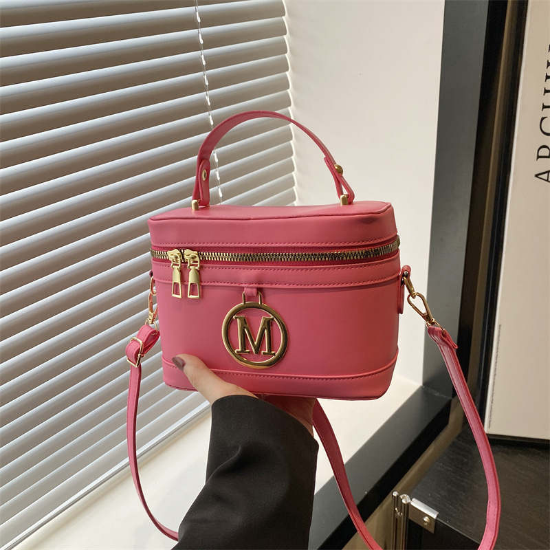 Retro trend niche crossbody bag box bag 2025 Summer new style hand-held small square bag, fashionable and casual single-shoulder bag full figure