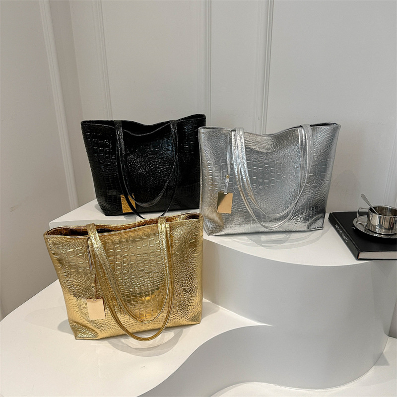 2024 New large-capacity single-shoulder PU handbag, cross-border crocodile pattern women's bag, fashionable European and American commuting bag, tote bag Application Scenario