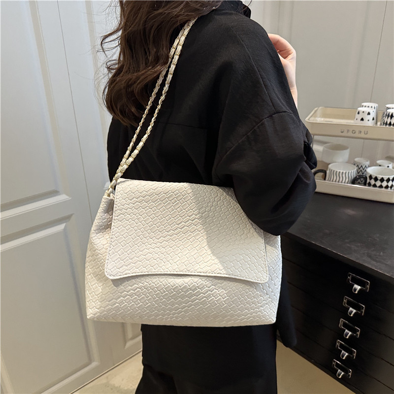 Cross-border trendy woven pattern women's bag, high-end single-shoulder bag, flip bag, simple and versatile commuting chain bag details Picture