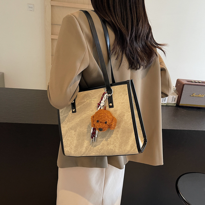 A simple, color-blocking, large-capacity women's 2024 new single-shoulder bag, trendy, fashionable, retro, commuting and casual tote bag Application Scenario