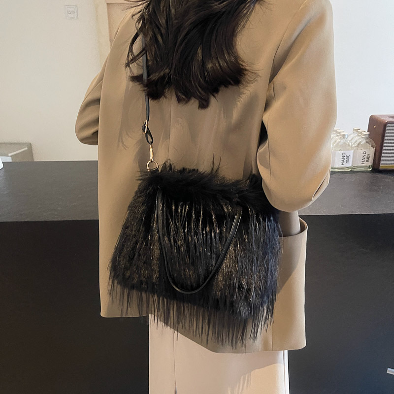 Cross-border fashion autumn and winter large-capacity furry bag 2024 New style, forest-themed sweet and stylish, crossbody and hand-held bucket bag, trendy details Picture
