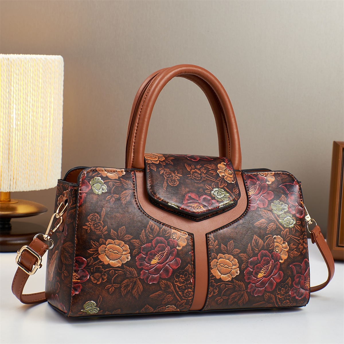 The 2025 new model with patchwork printed pillow bag is a bestseller in foreign trade. It features a fashionable design with patterns and is a single-shoulder crossbody bag with a high-quality texture Application Scenario
