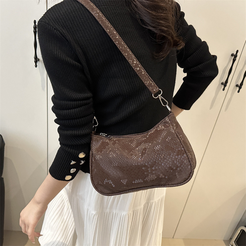 In the summer of 2025, this is a trendy and niche design, featuring a unique, large-capacity, stylish crossbody, single-shoulder, and underarm small square bag Specification drawing