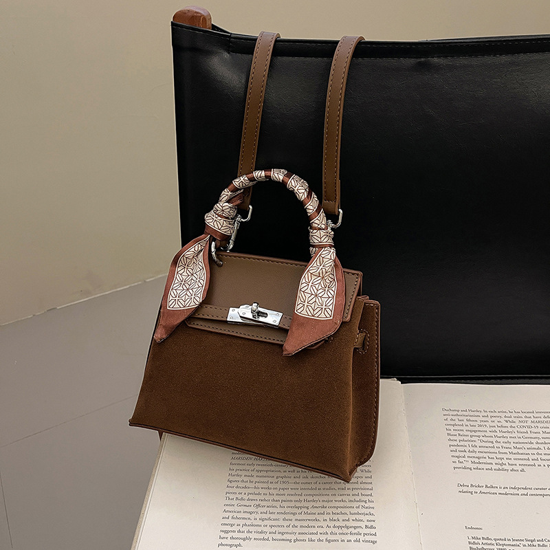 Retro matte hand-held Kelly bag for women 2024 new style fashionable casual shoulder bag, niche design trendy crossbody bag Specification drawing