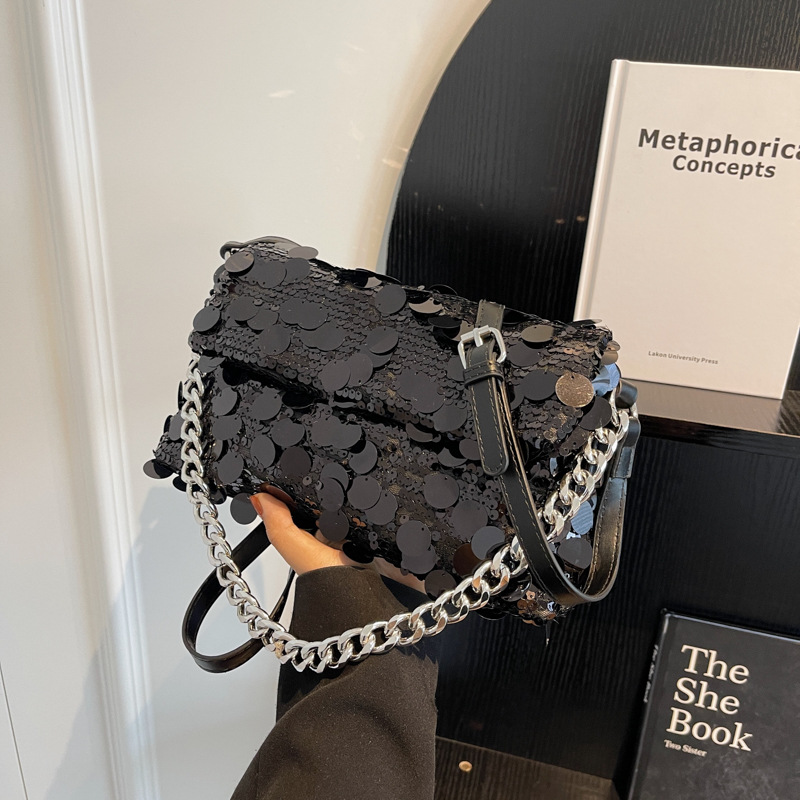 High-end texture shiny leather chain hand-held small bag for women, new fashionable and simple small square bag 2025, niche crossbody bag full figure