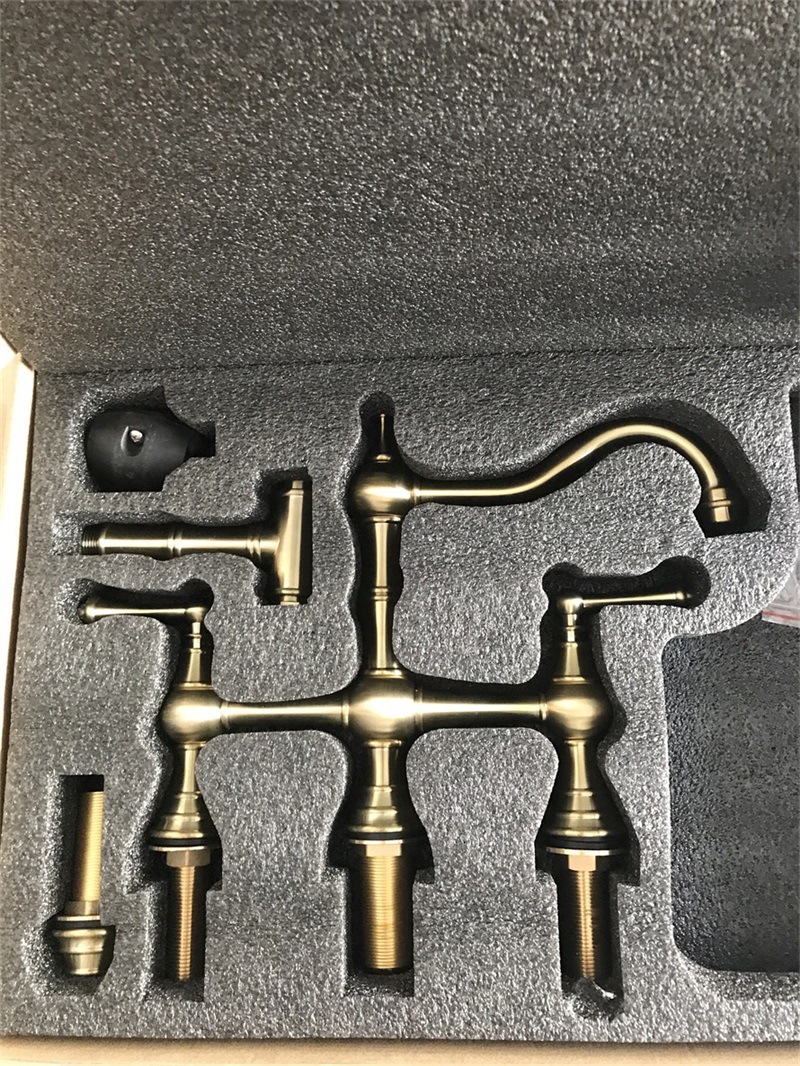 Kaiping Youjia Sanitary Ware copper washbasin, four-hole faucet, chrome-plated 8-inch basin, double handle, American style with spray gun 3841 Application Scenario