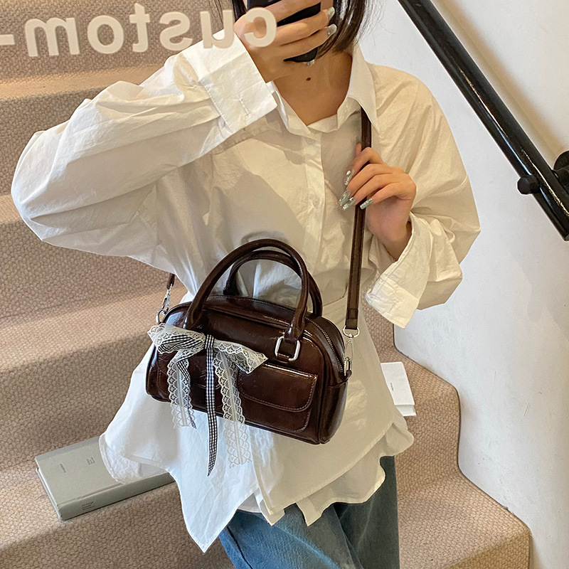 Cross-border fashion multi-pocket Boston handbag for women 2025 new style, stylish, versatile and high-end single-shoulder crossbody bag Application Scenario