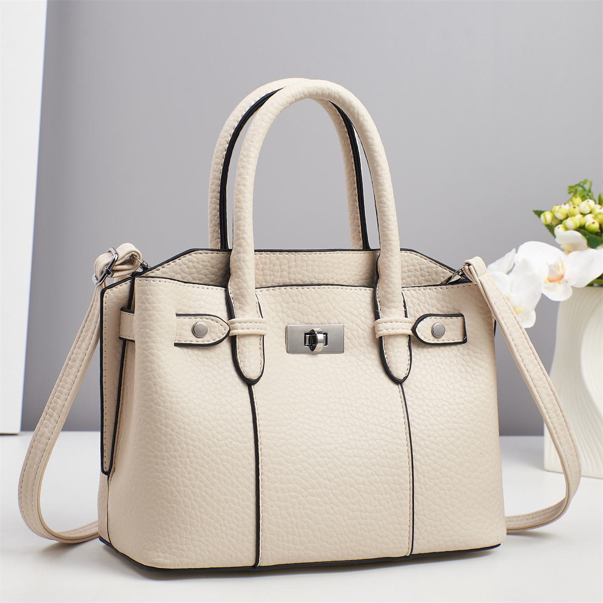 Versatile single-shoulder crossbody bag, trendy handbag, large bag with lychee pattern, elegant middle-aged women's bag, mom's bag, new spring and summer collection Application Scenario