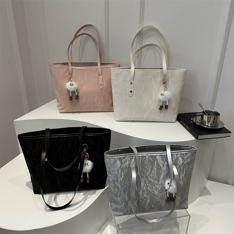 The 2024 new early autumn trendy and simple commuting casual bucket bag is a large-capacity tote single-shoulder bag Application Scenario