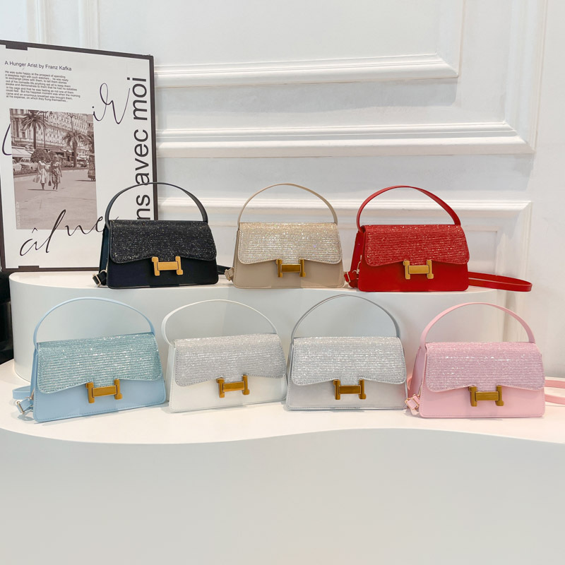 A new and niche design crossbody bag for women in 2025, a simple and stylish single-shoulder bag for summer commuting Application Scenario