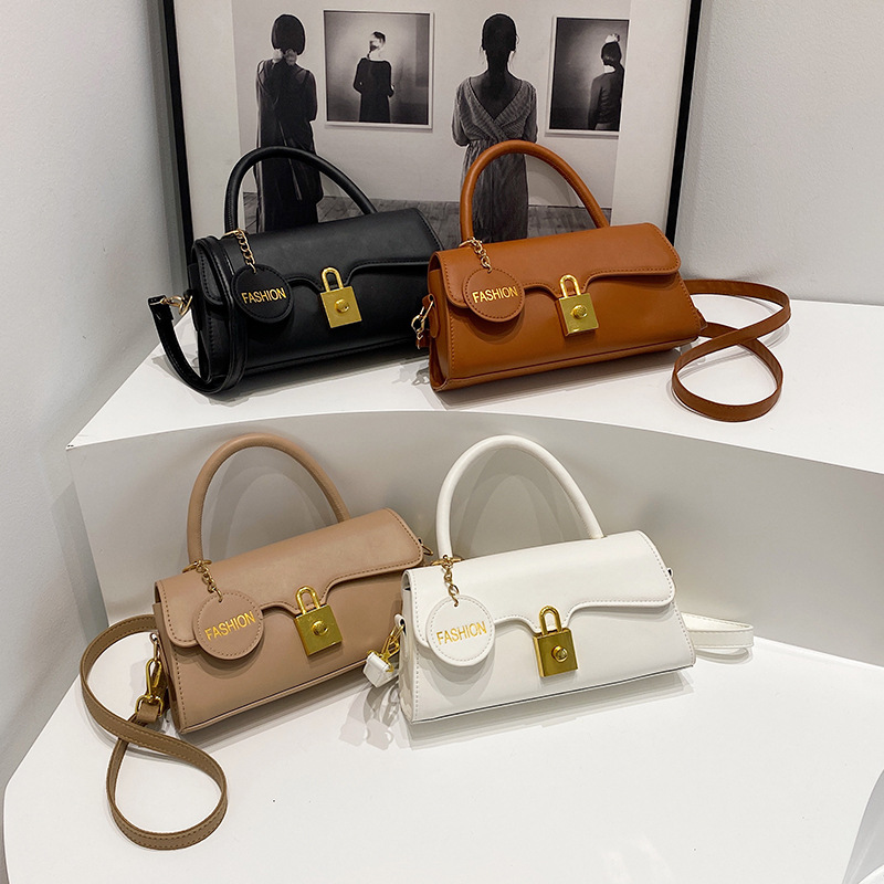 A French-style, niche and stylish commuting hardware single-shoulder crossbody bag. A new fashionable pu handbag from South Korea for summer Application Scenario