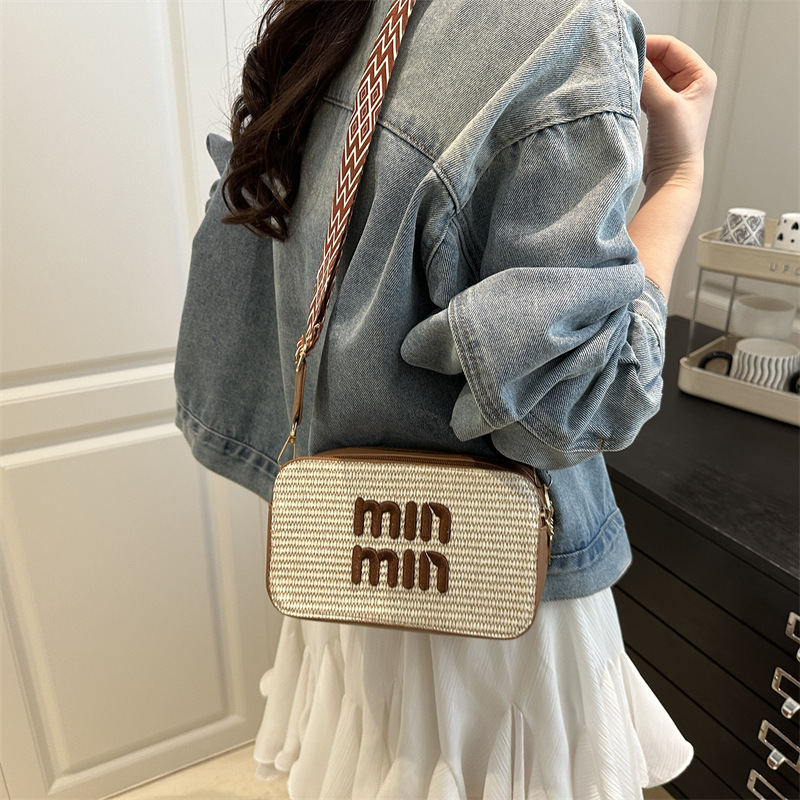 Personalized Fashion Trend 2025: A casual and versatile straw woven small square bag with a wide shoulder strap, a popular single-shoulder crossbody bag Specification drawing