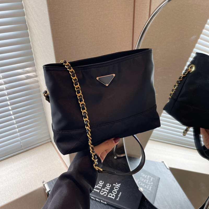 Nylon fabric large-capacity single-shoulder bag for women 2025 new style casual chain crossbody bag. Bucket bag is popular this year details Picture