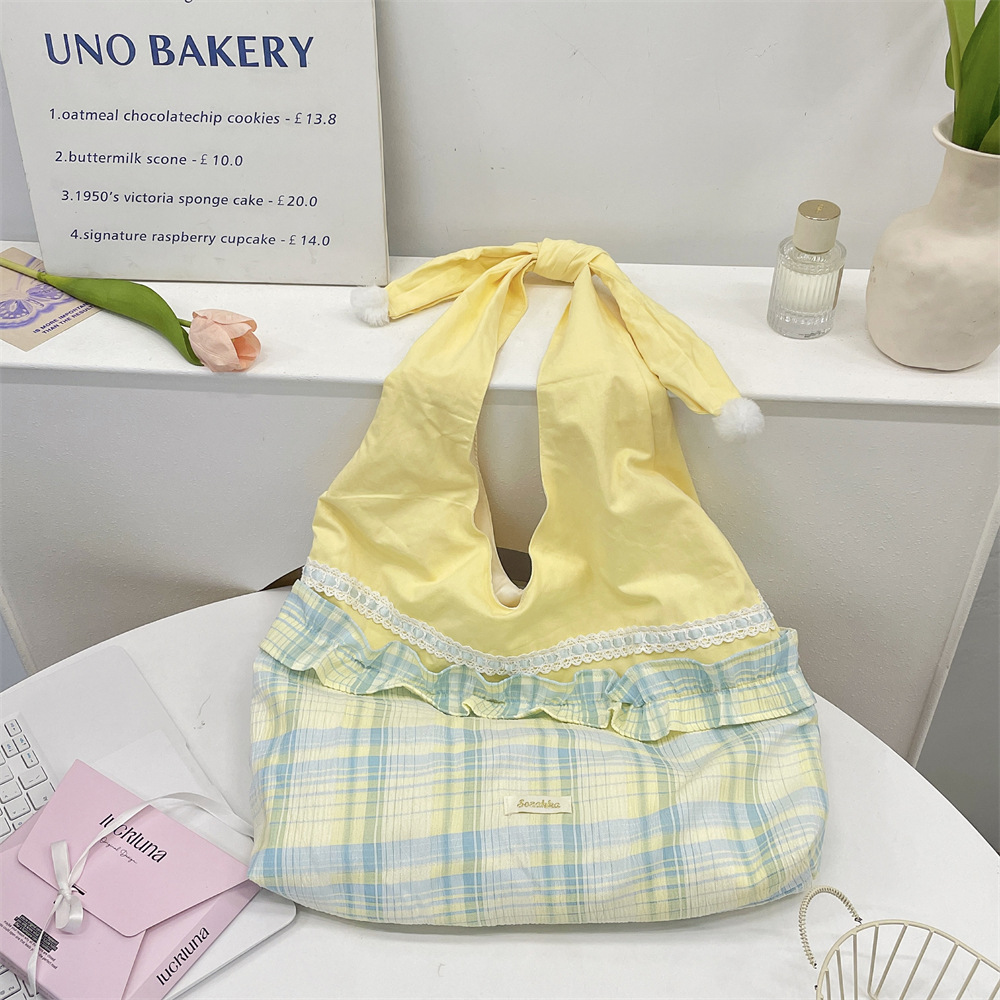 The 5722 summer new style bag is a simple and fashionable pleated checkered lace patchwork single-shoulder commuting bag for going out to work Application Scenario