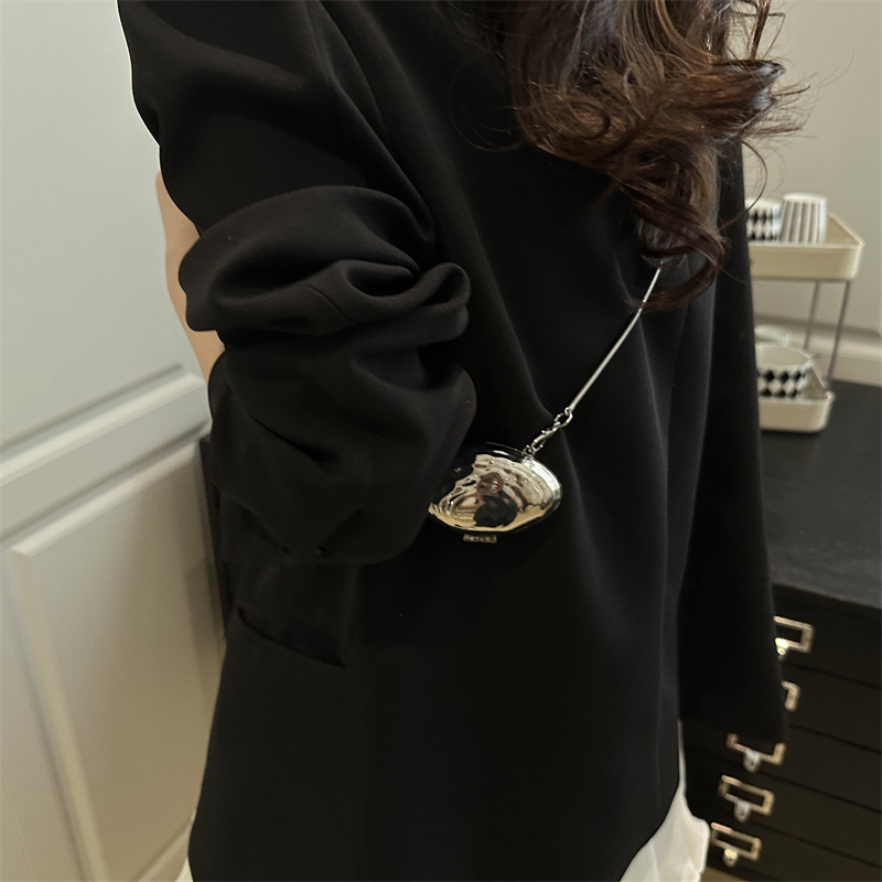 Metal mini shell bag for women, 2025 new style, trendy decoration crossbody bag, niche design, chain single-shoulder opening red envelope details Picture