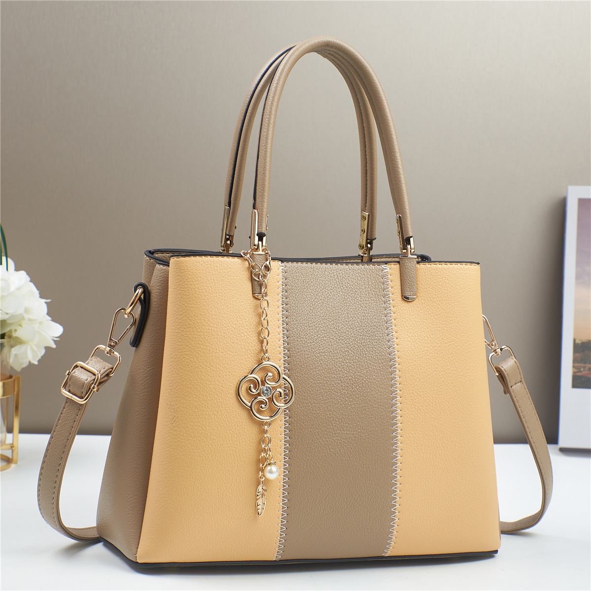 New Spring/Summer 2024 crossbody bag for women, large-capacity handbag, middle-aged mom bag, color-blocking commuter women's bag details Picture