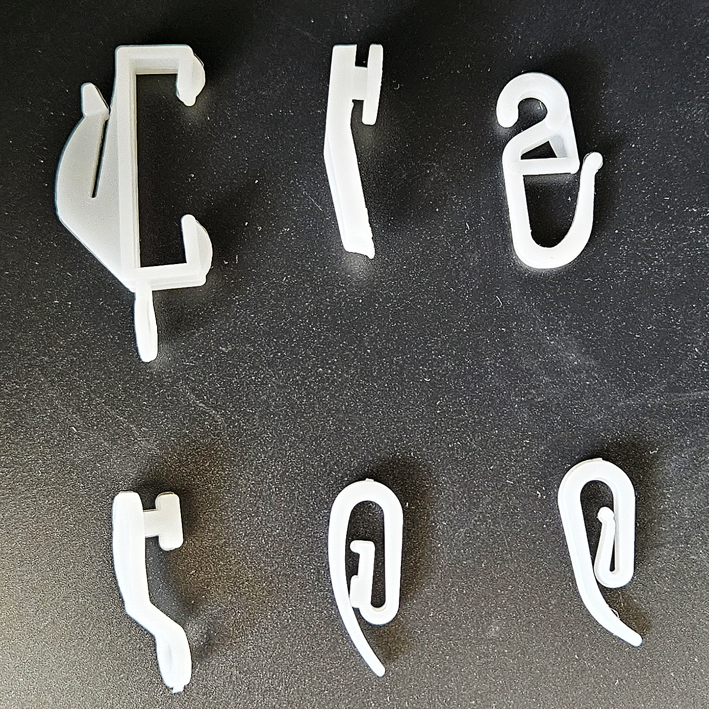 Plastic curtain hooks are in stock and available for curtain accessories. 6-character white plastic curtain hooks, curtain plastic hooks, and curtain rings full figure