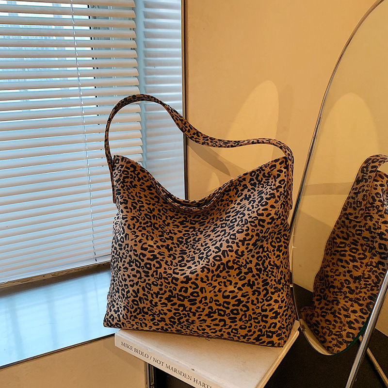 Large-capacity tote bag, 2024 new trendy INS shoulder bag, elegant underarm bag, leopard print simple, Japanese and Korean casual bag details Picture