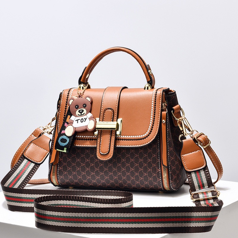 The 2022 new women's bag crossbody bag is stylish and versatile. The small square bag has a high-end texture and is a niche single-shoulder handbag details Picture
