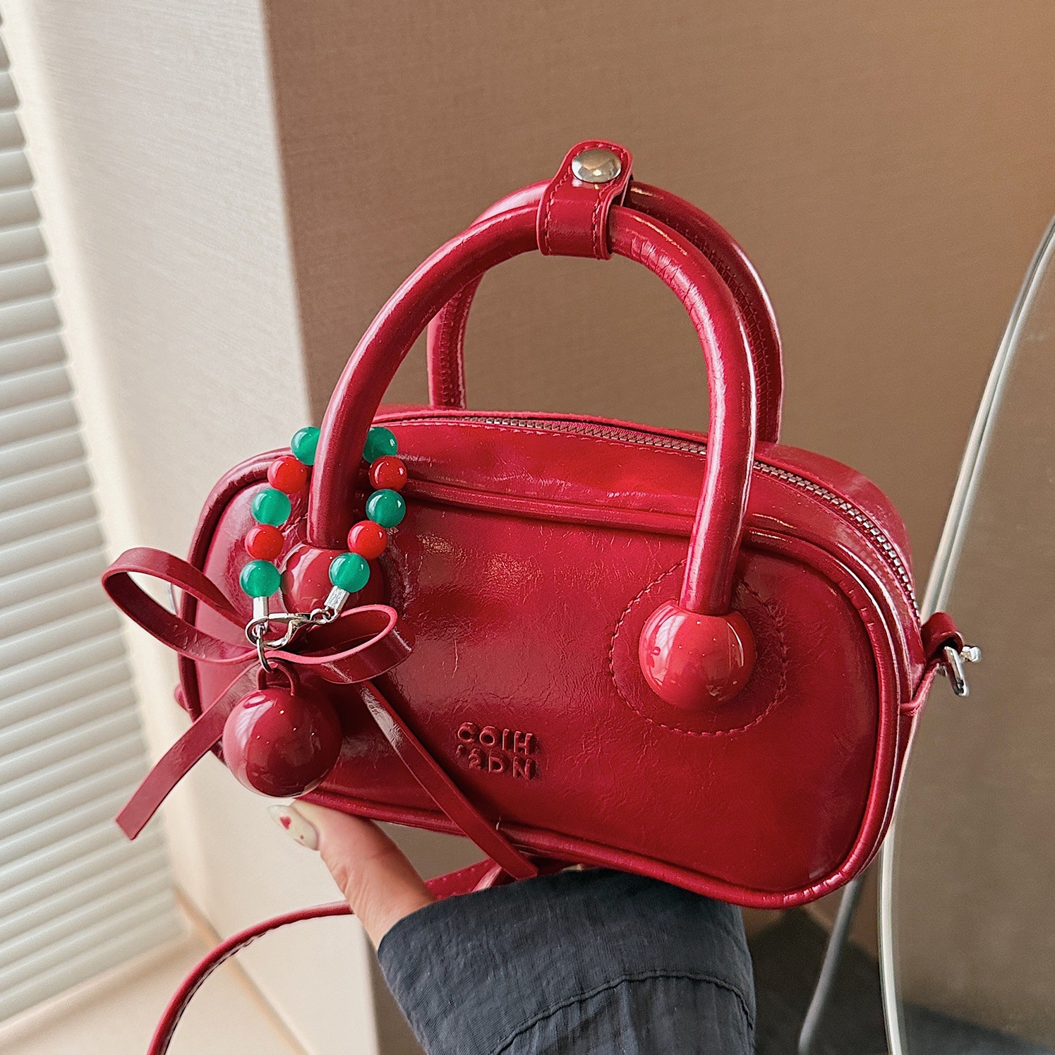 High-end, fashionable and versatile hand-held pillow bag for women 2025 new style, stylish, simple and casual, single-shoulder crossbody small square bag full figure
