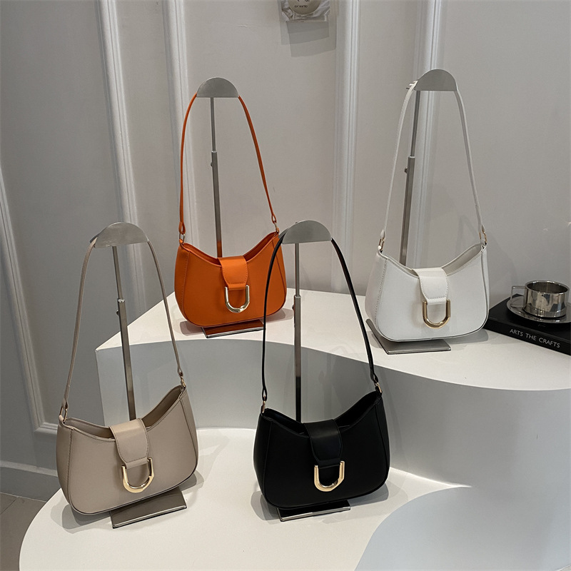 Fashionable and casual underarm bag, simple and fashionable single-shoulder bag for women 2025 summer casual new simple and retro crescent bag Application Scenario