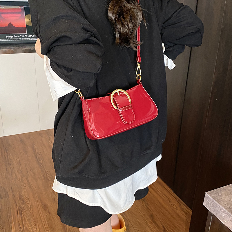 A trendy and fashionable shiny underarm bag for women in the summer of 2025, featuring a simple, versatile and niche design. It's a single-shoulder crossbody bag Application Scenario