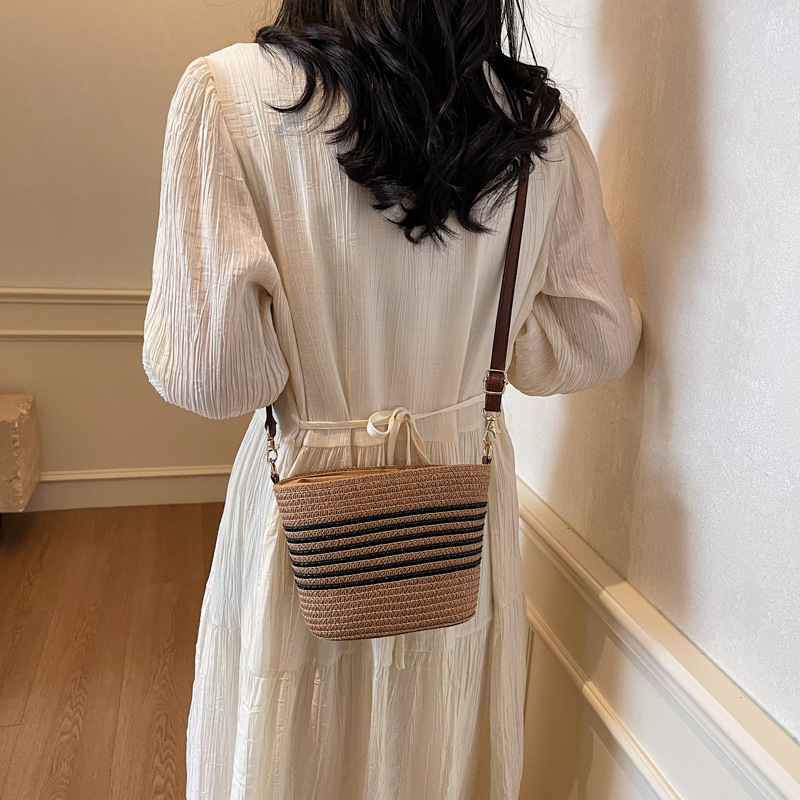 Woven straw bag for women 2025 New trendy and niche design crossbody bucket bag Versatile beach bag Application Scenario