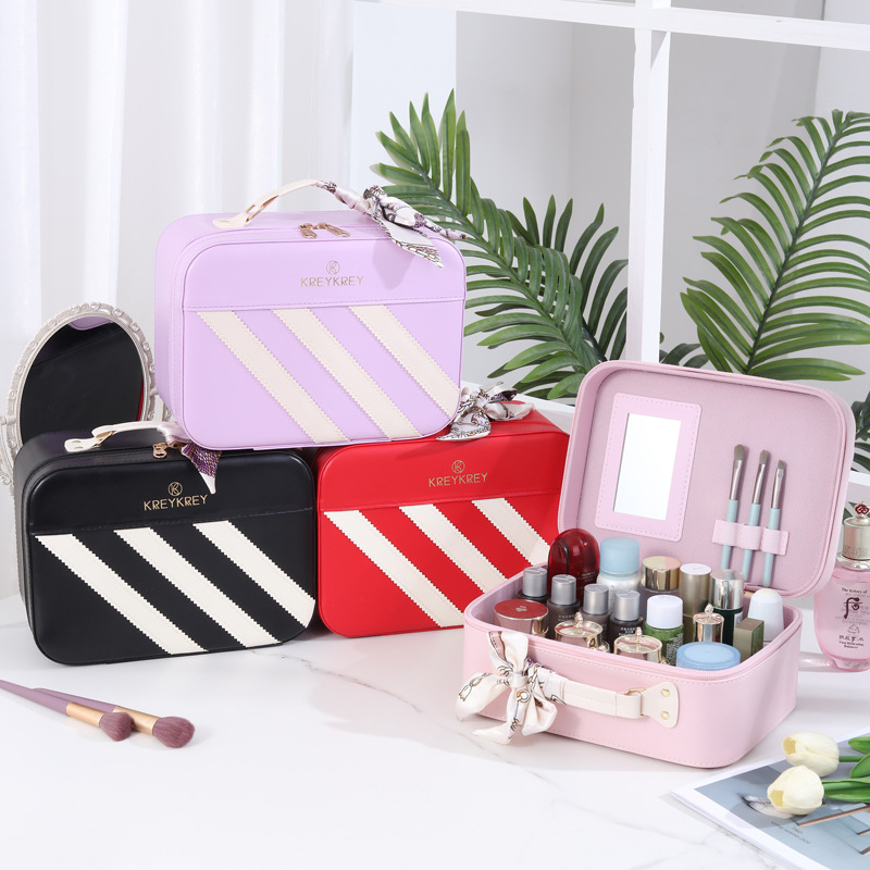 New popular makeup bag for women, portable large-capacity makeup mirror, large-sized storage bag, travel hand-held makeup case Application Scenario