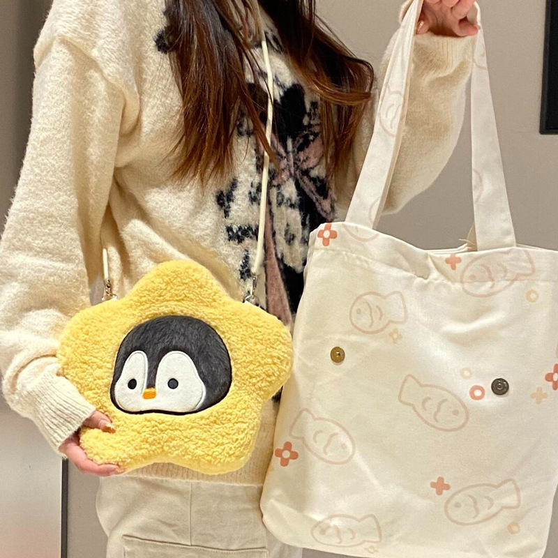 The new printed canvas bag combination is cute and versatile. It features a small penguin plush crossbody bag and a large-capacity tote bag for classes Application Scenario