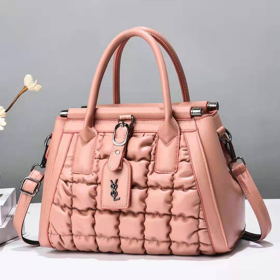 2022 New style of European and American style foreign trade handbag, pleated candy color texture, cross-border single-shoulder hand-carry large capacity women's bag Application Scenario