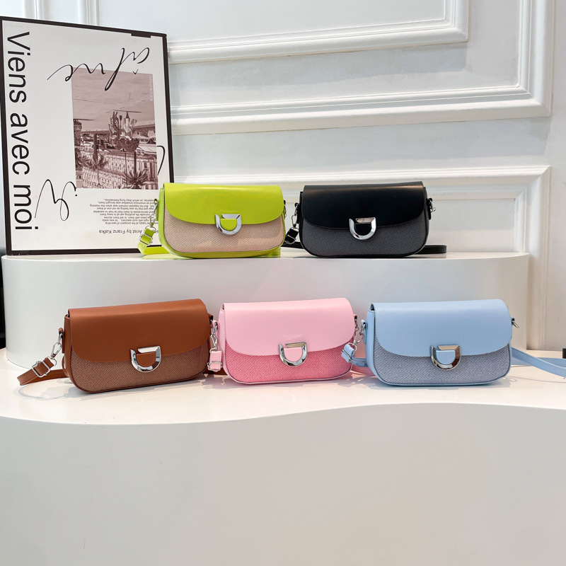 A new 2025 stylish and versatile crossbody bag for women with a Korean-style texture, a small square bag for commuting to work Application Scenario
