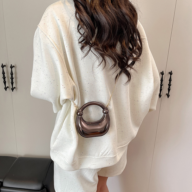 2025 Cross-border new style European and American fashion banquet rope knot handbag, acrylic chain, single-shoulder crossbody dinner bag for women Application Scenario