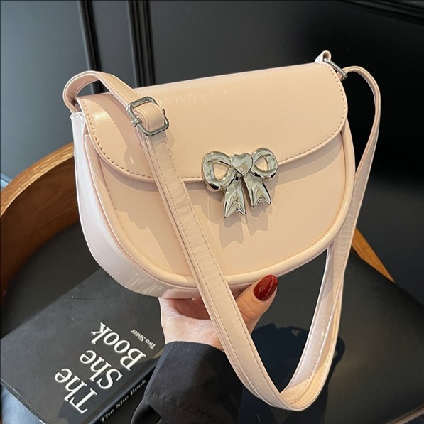 A fresh and sweet, niche soft leather single-shoulder underarm bag for women, a new Korean-style trendy crossbody saddle bag for 2025 full figure