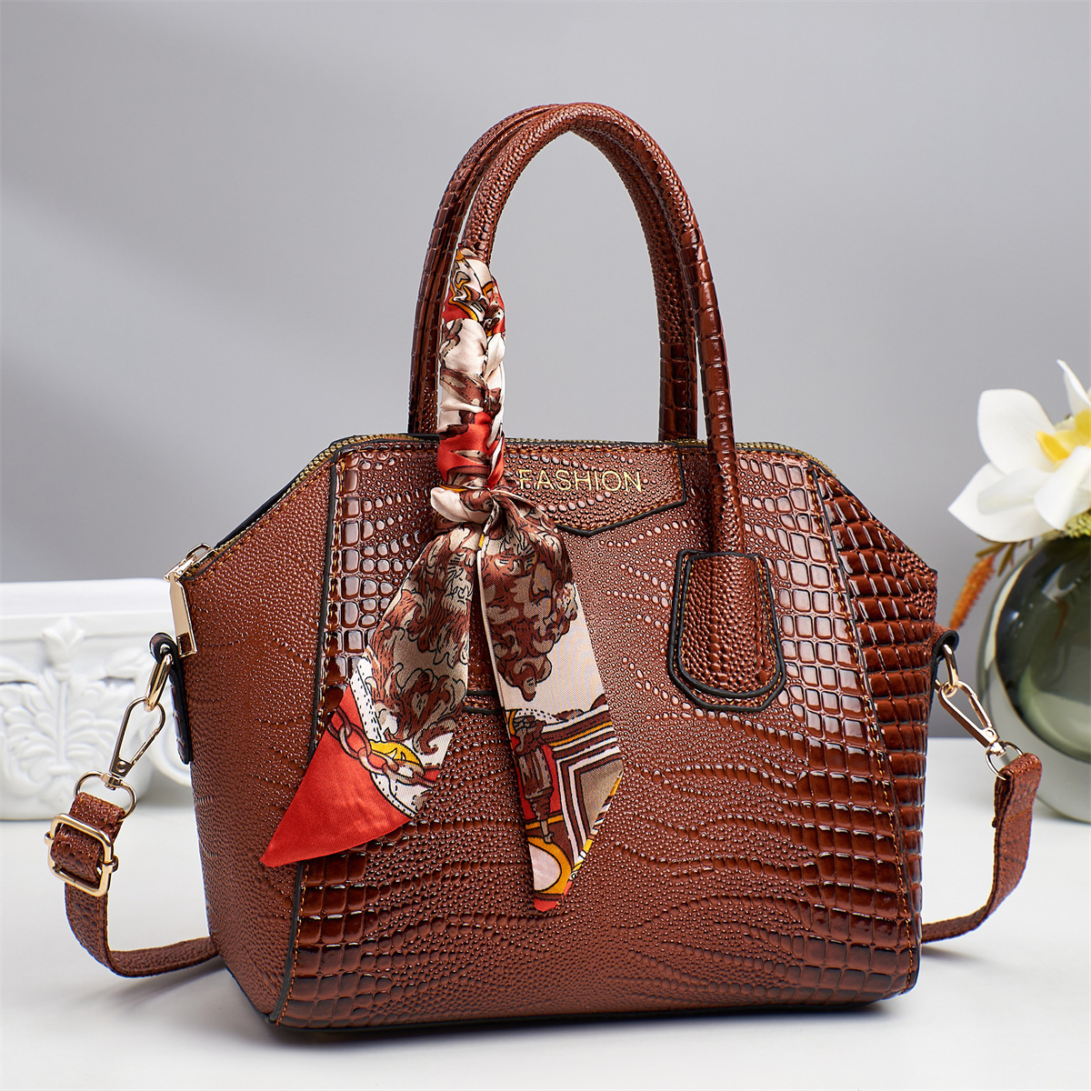 2025 New style of cross-border women's bag for foreign trade, European and American fashion, retro and high-end, large-capacity bag, hand-held, shoulder and crossbody bag full figure