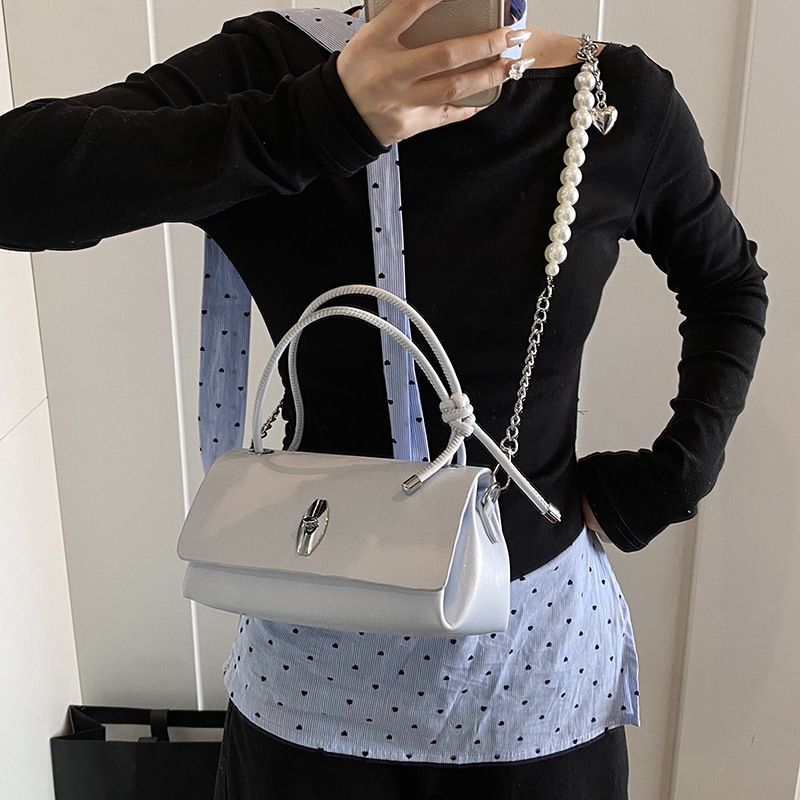 The 2025 new style of elegant, glossy soft leather fashionable handbag exudes a sense of sophistication and sophistication for women. It is a stylish commuting pearl chain crossbody bag Specification drawing