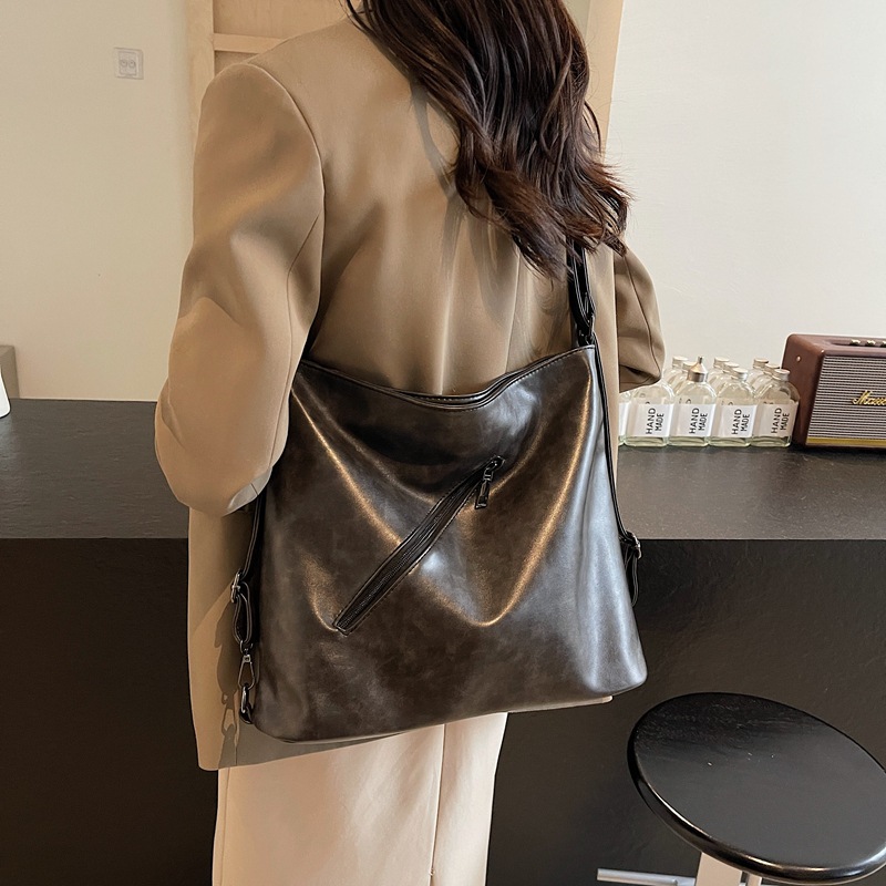 A high-end, versatile and stylish large-capacity underarm backpack for women, a new 2024 niche commuter single-shoulder crossbody bag Application Scenario