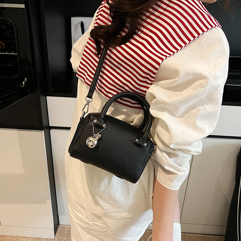 The 2025 new lychee pattern hand-held Boston bag exudes a sense of high-end fashion for women. It is a stylish single-shoulder bag with a solid color crossbody Application Scenario
