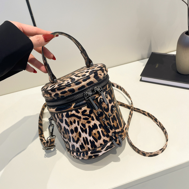A simple and niche leopard print cylindrical bucket bag for women, a new 2024 fashionable and versatile handbag, a high-end single-shoulder bag full figure
