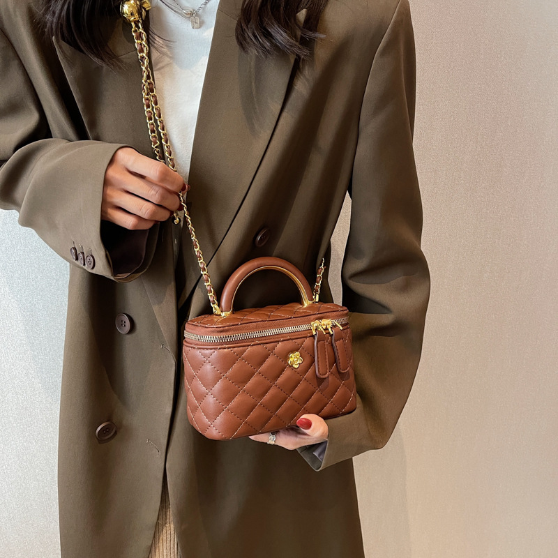 ins chain fashion small bag for women 2024 New style diamond-shaped versatile and trendy crossbody box shoulder bag Application Scenario