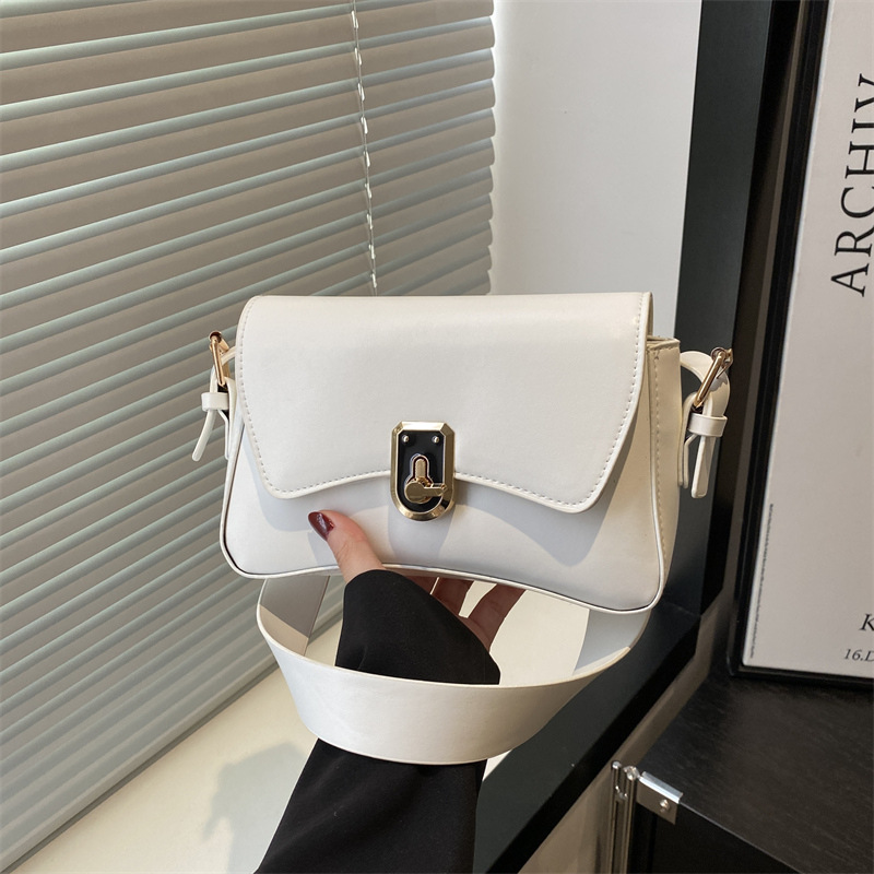 Stylish and high-quality women's bag 2025 Summer new style niche design sweet crossbody bag simple solid color trendy crossbody bag full figure
