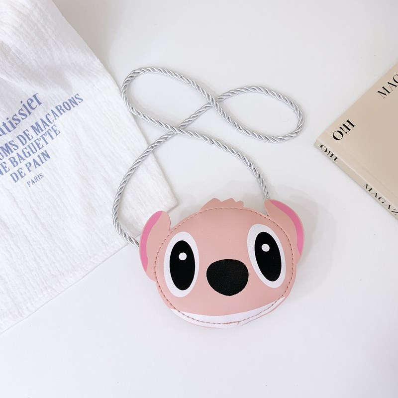 Cartoon cute coin purse keychain, cute capybara, Crayon Shin-chan silicone bag, men's and women's accessories, gift wholesale bag Application Scenario